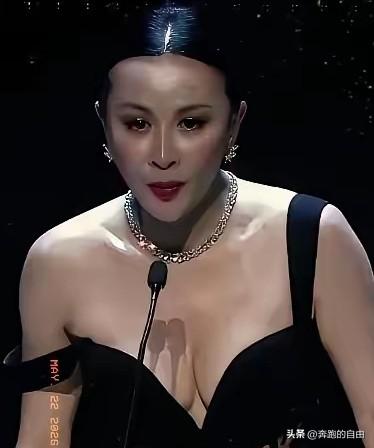 很多人心里一直有个解不开的疑惑。

同样是女性身体部位，普通人日常遮得严严实实，