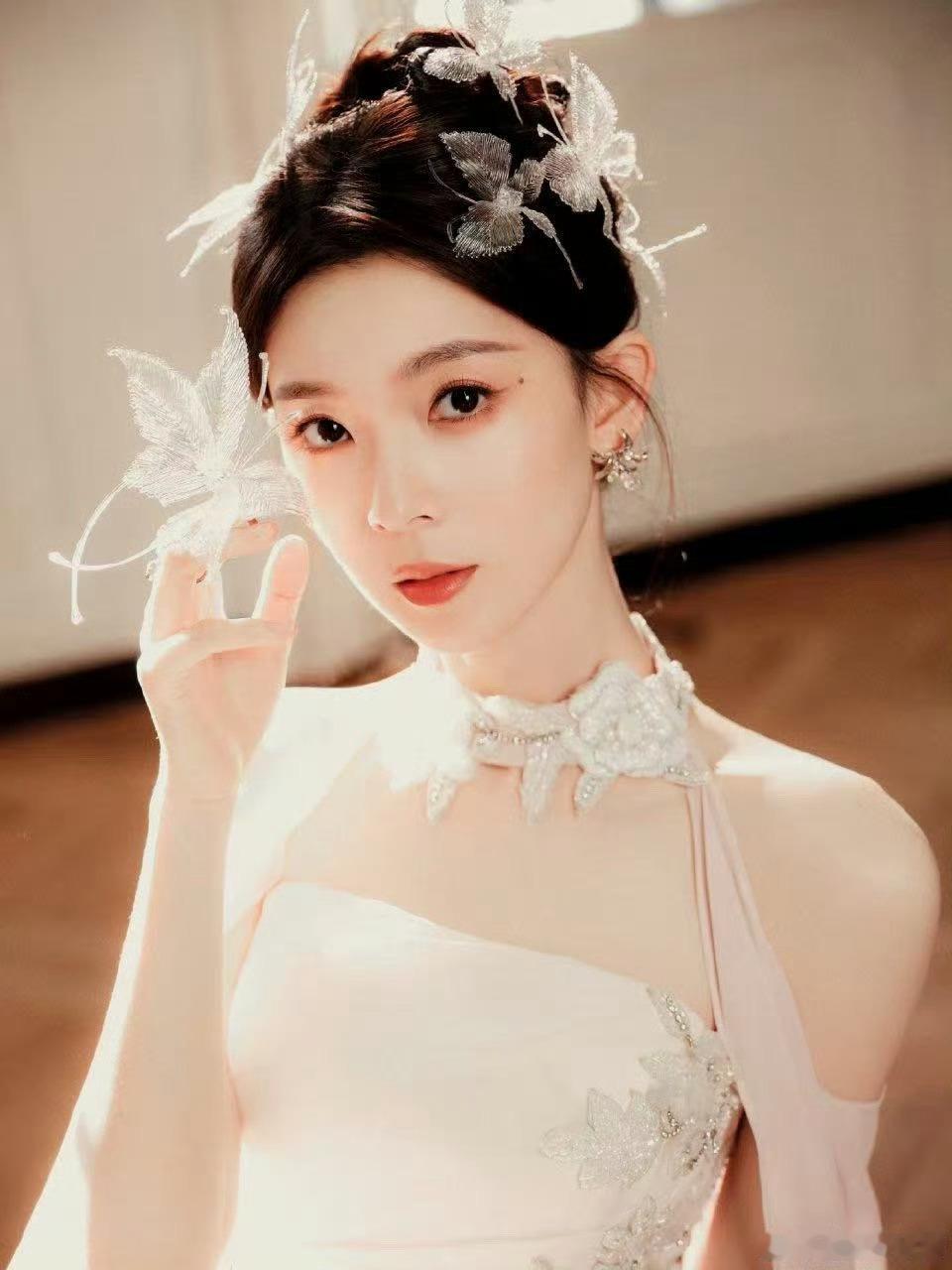 陈瑶陈瑶像是从画里走出来的 陈瑶水龙吟舞台美绝了，举伞那一刻美到心巴上