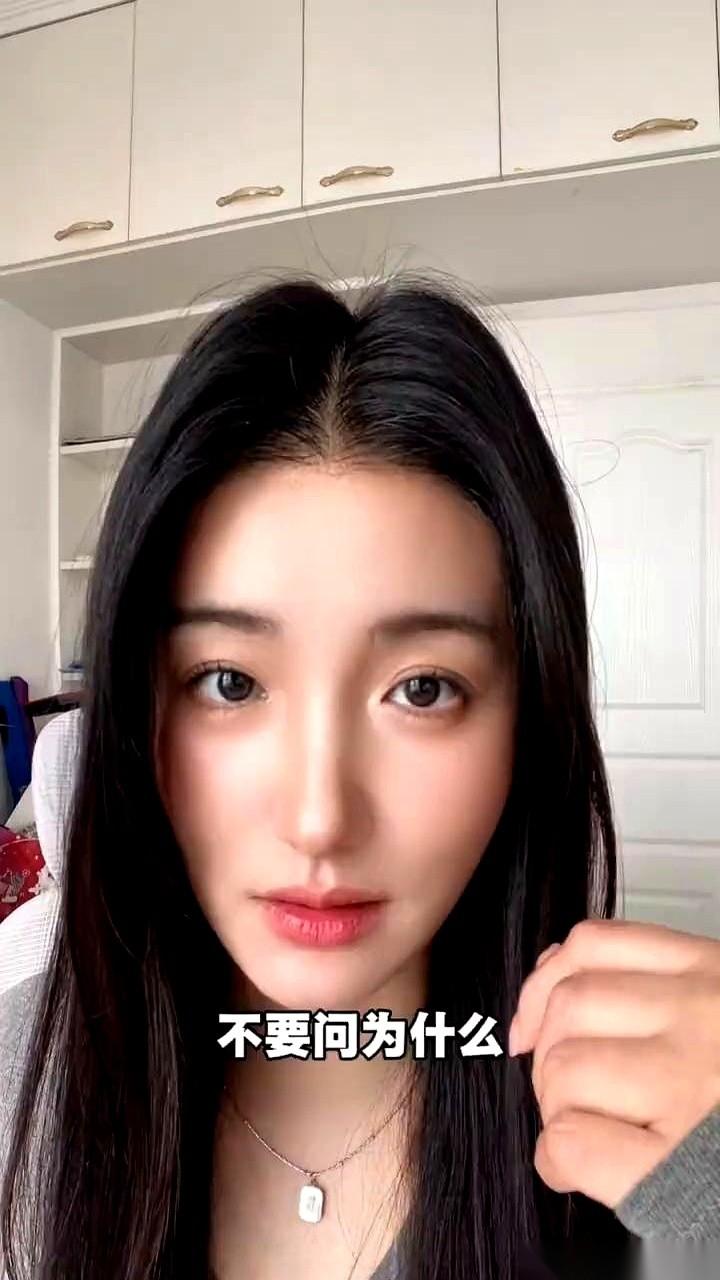 她始终在我前面三步远。
高跟鞋敲在路灯下的地砖上，哒、哒、哒，像个冷冰冰的节拍器