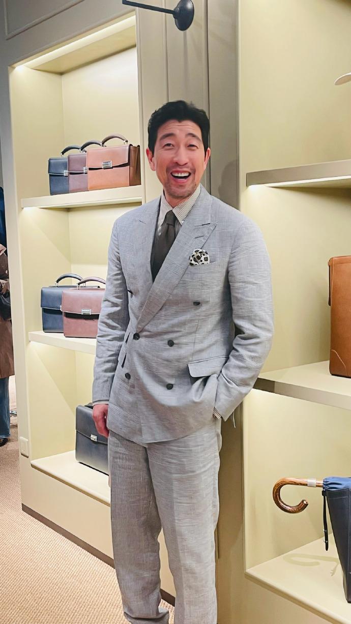 今天王千源在北京出席时尚活动，她这次搭配的很有时尚范儿，还展现出了 一种雅痞风。