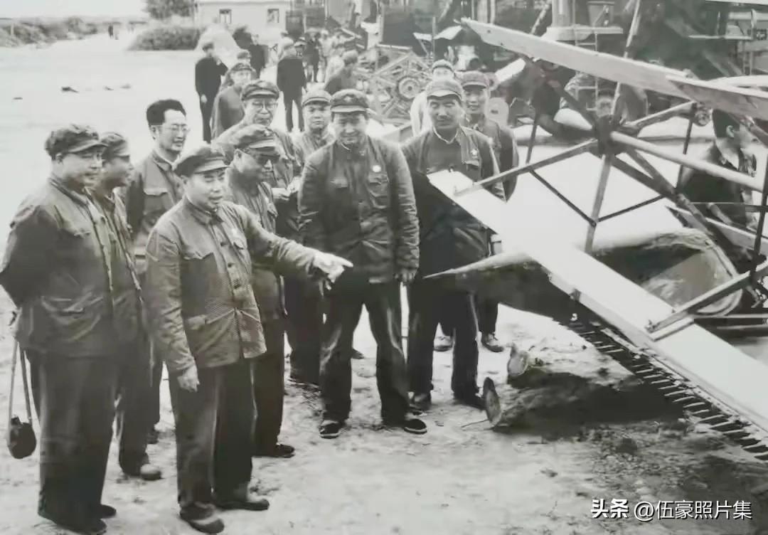 1970年，时任济南军区司令员杨得志将军（前左一）与济南军区第二政委袁升平将军（