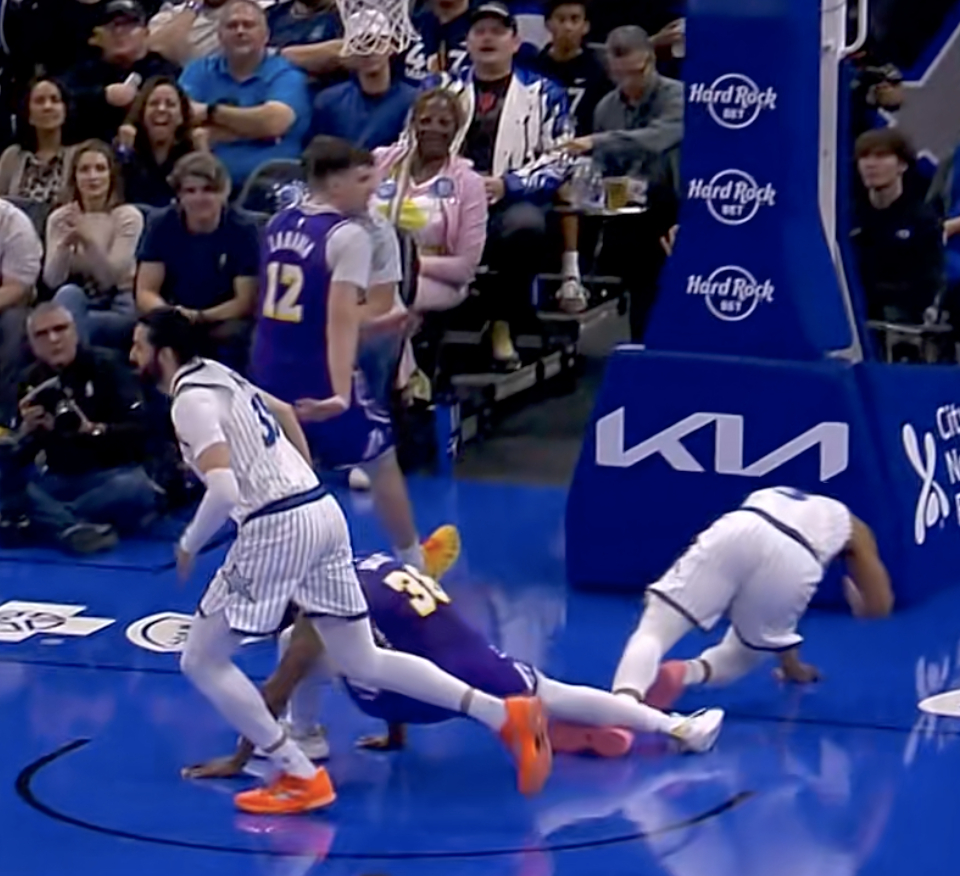 斯玛特返回更衣室了 