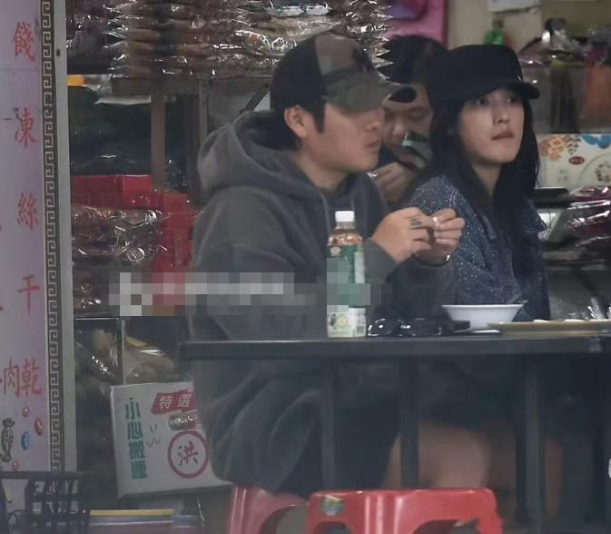 疑似曹格新恋情曹格疑似新恋情 据台媒报道，曹格带女生与朋友聚餐，女生帮曹格捋头发