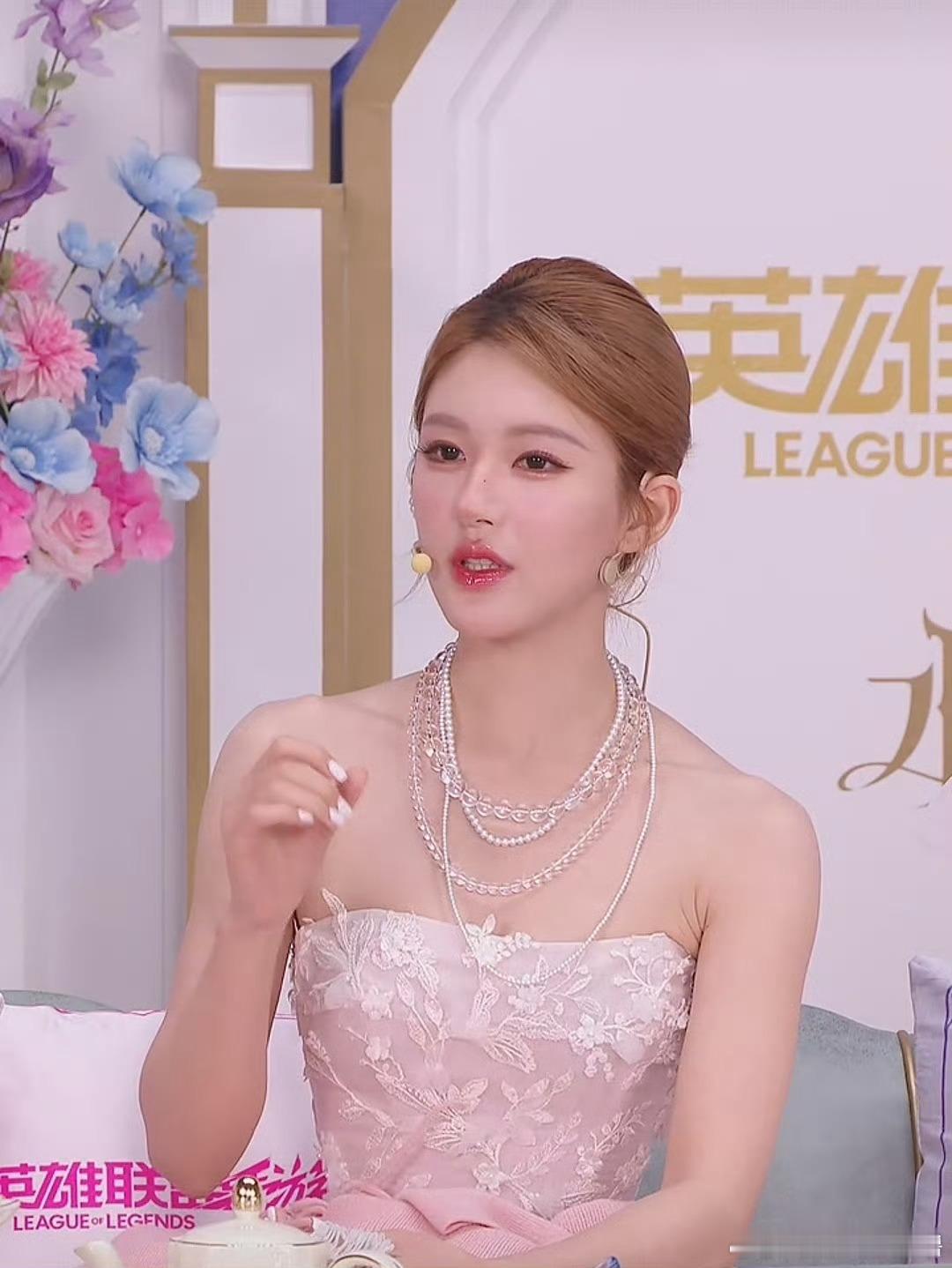 赵露思水晶玫瑰裙又是她自己化的？[并不简单] ​​​