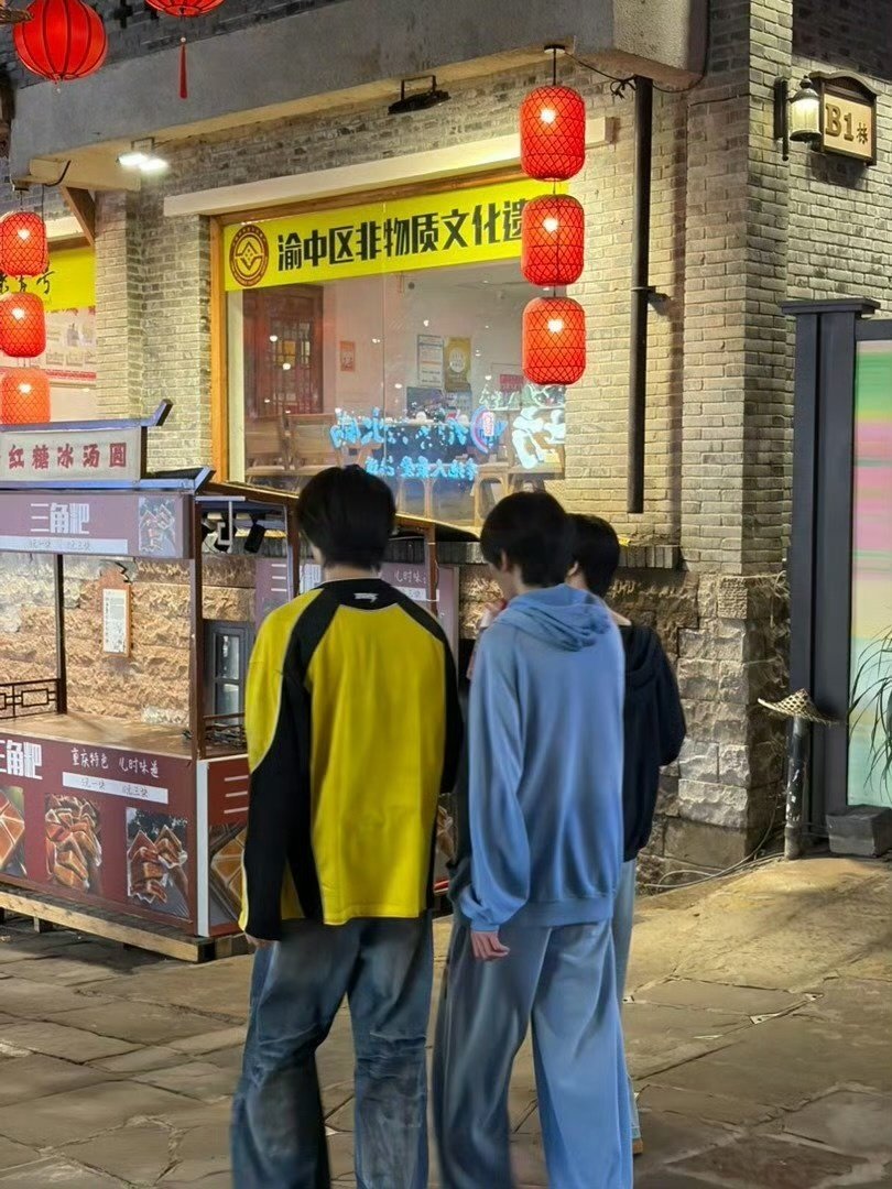 tg陈奕恒左奇函李煜东三个人一起去逛街了 