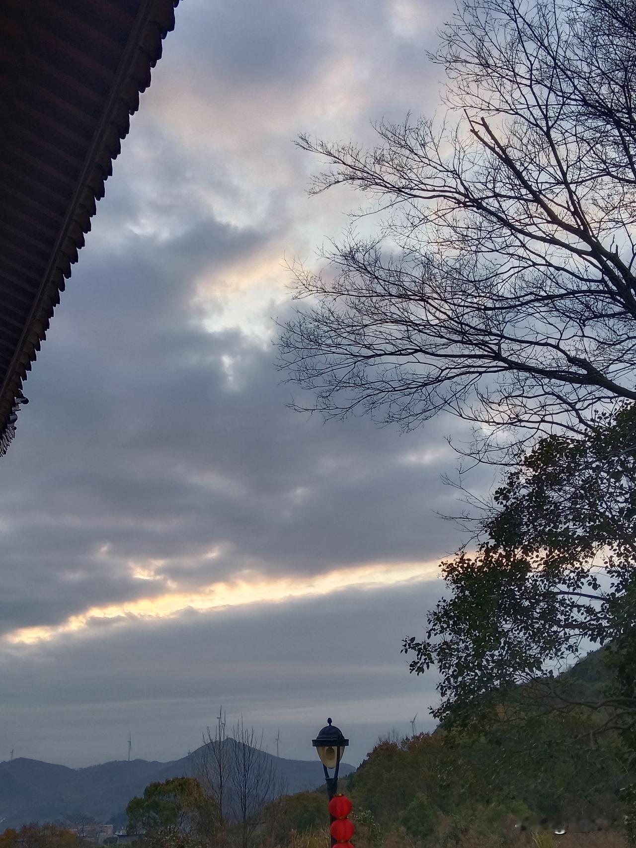 苏联的成立，是一群人为了一个理想的天国，在人世间的实现而成立的。他的理想之远大，