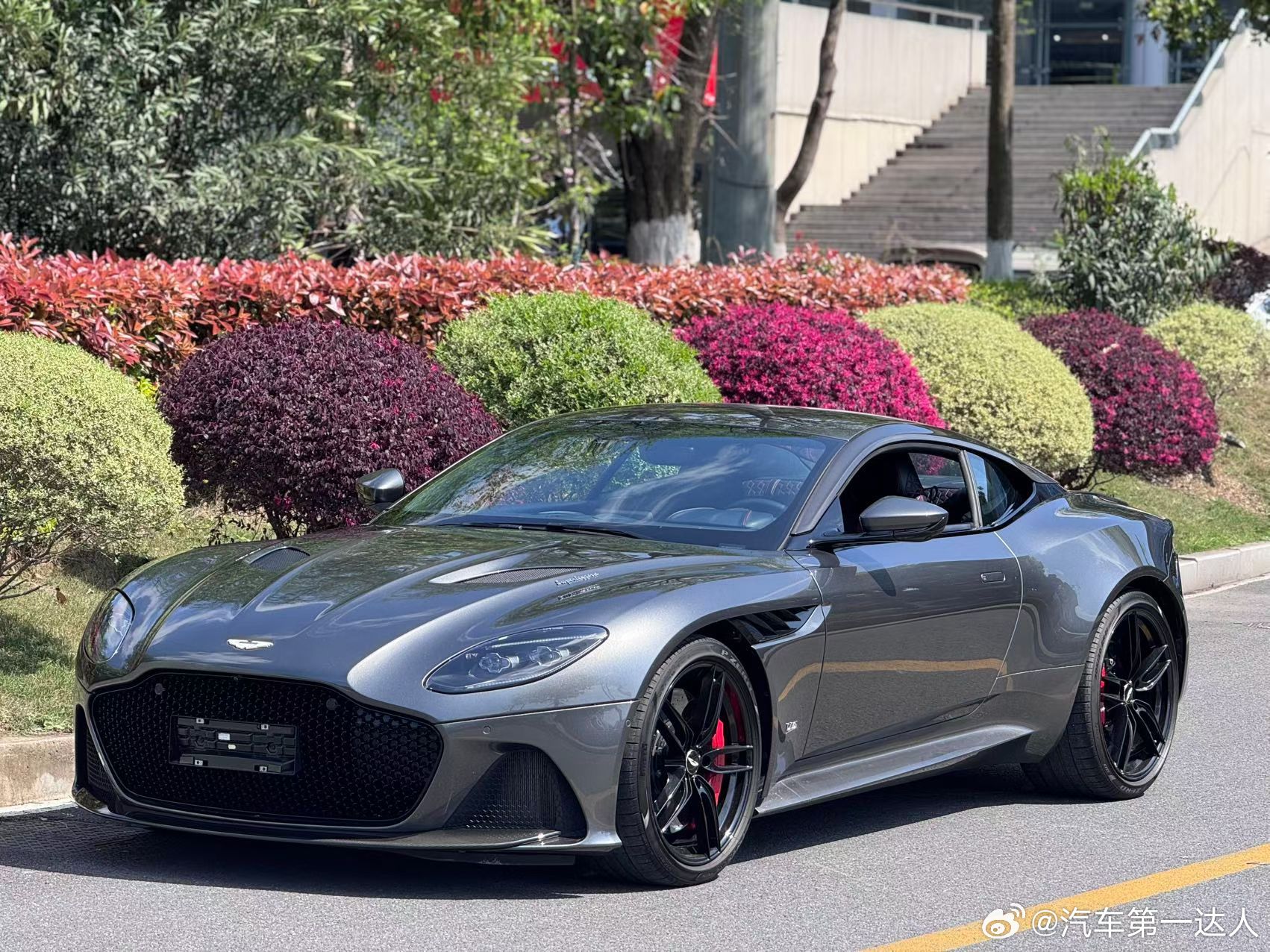 真正的优雅，从不是喧嚣，而是骨子里的从容与力量。这台2020年5月阿斯顿·马丁D