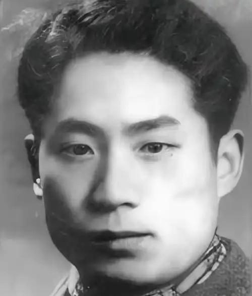 1948年4月18日，地下党员李维嘉接完头，正要回家，一个小姑娘却偷偷朝他摆手，