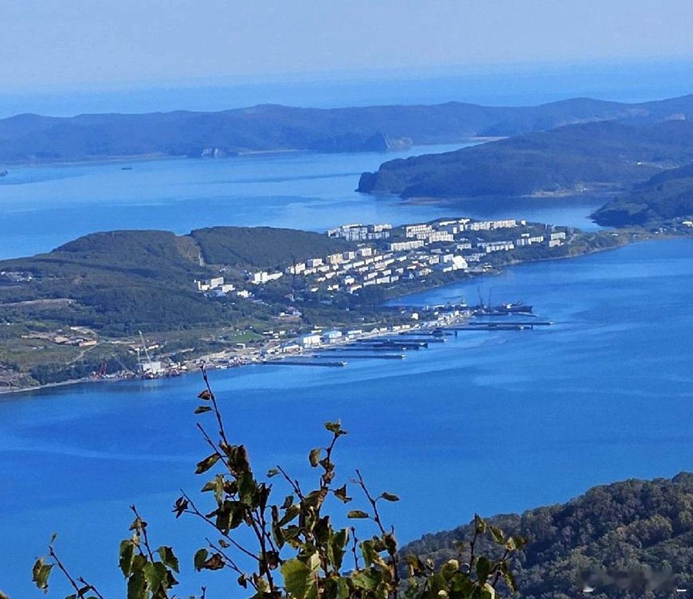 登山游客俯瞰俄太平洋舰队维柳钦斯克潜艇基地，这可是俄罗斯的机密核潜艇基地
维柳钦