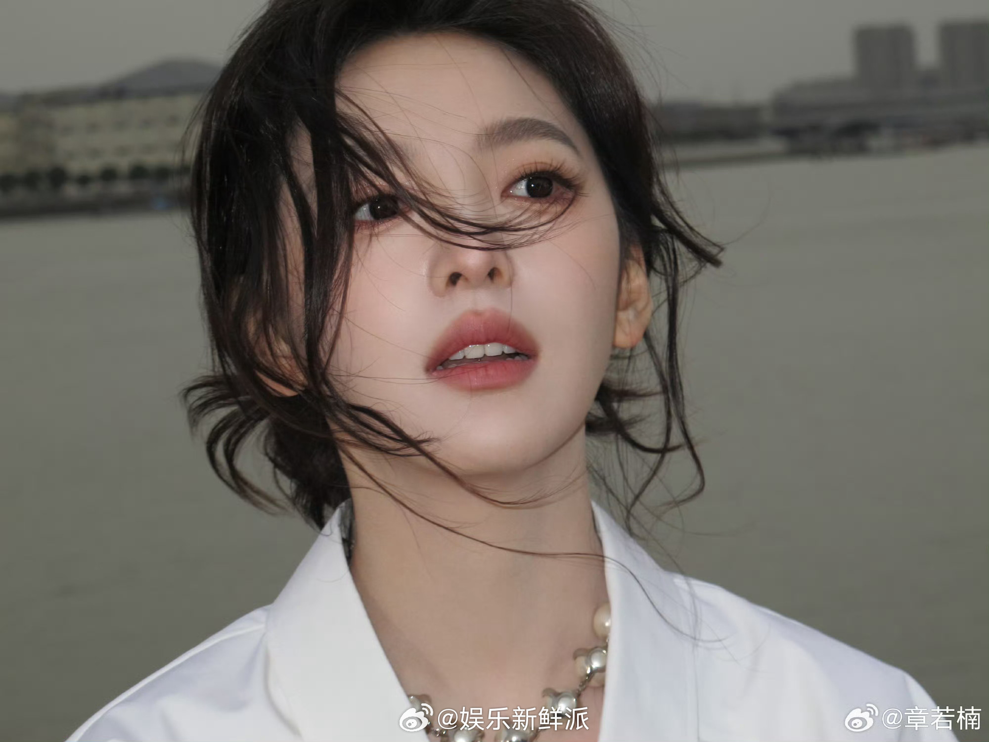 派酱安利 章若楠出发图 今日微博之夜出图释出，港风氛围感～宽松白衬自带随性慵懒感