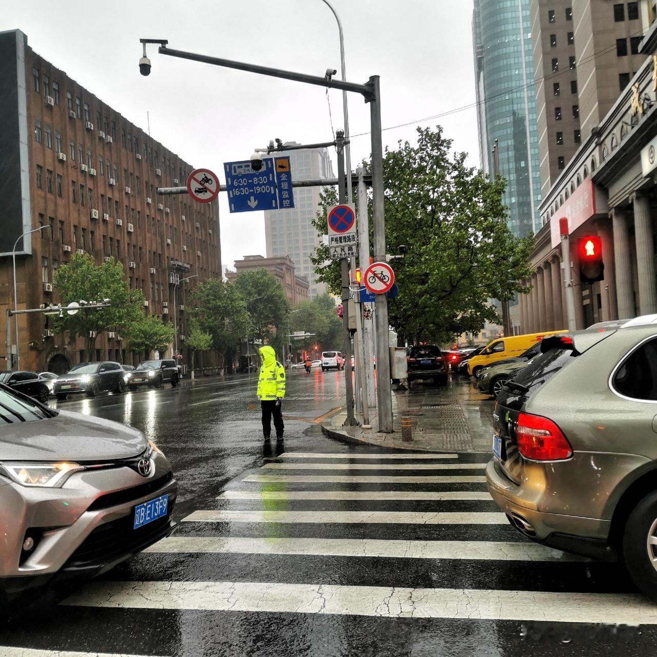 在易积水路面疏导交通！

晚上5:30，天一直下着雨，我坐公交车回家，看见交警在