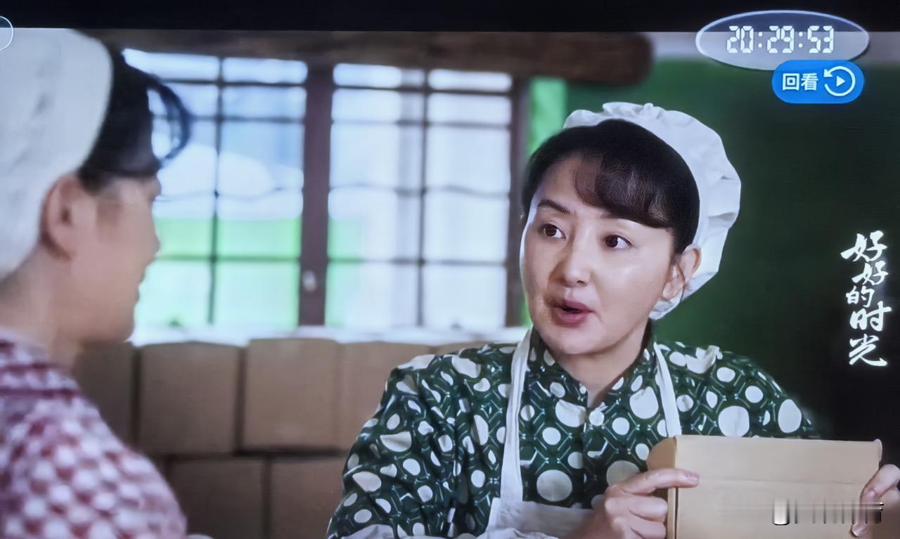 正在央视播出的电视剧《好好的时光》和《纯真年代的爱情》都有糊纸盒子挣钱贴补生活开