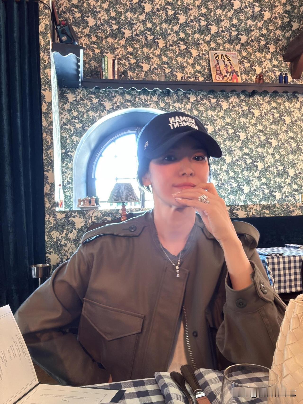 21日，演员宋慧乔在个人Instagram上传了多张照片。公开的照片中，宋慧乔低