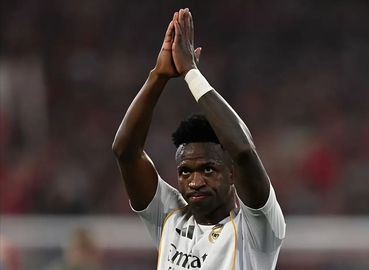 皇马两大球星场上吵架 球迷赛后连夜给皇马改名叫：皇家情绪管理失控俱乐部场上队友互