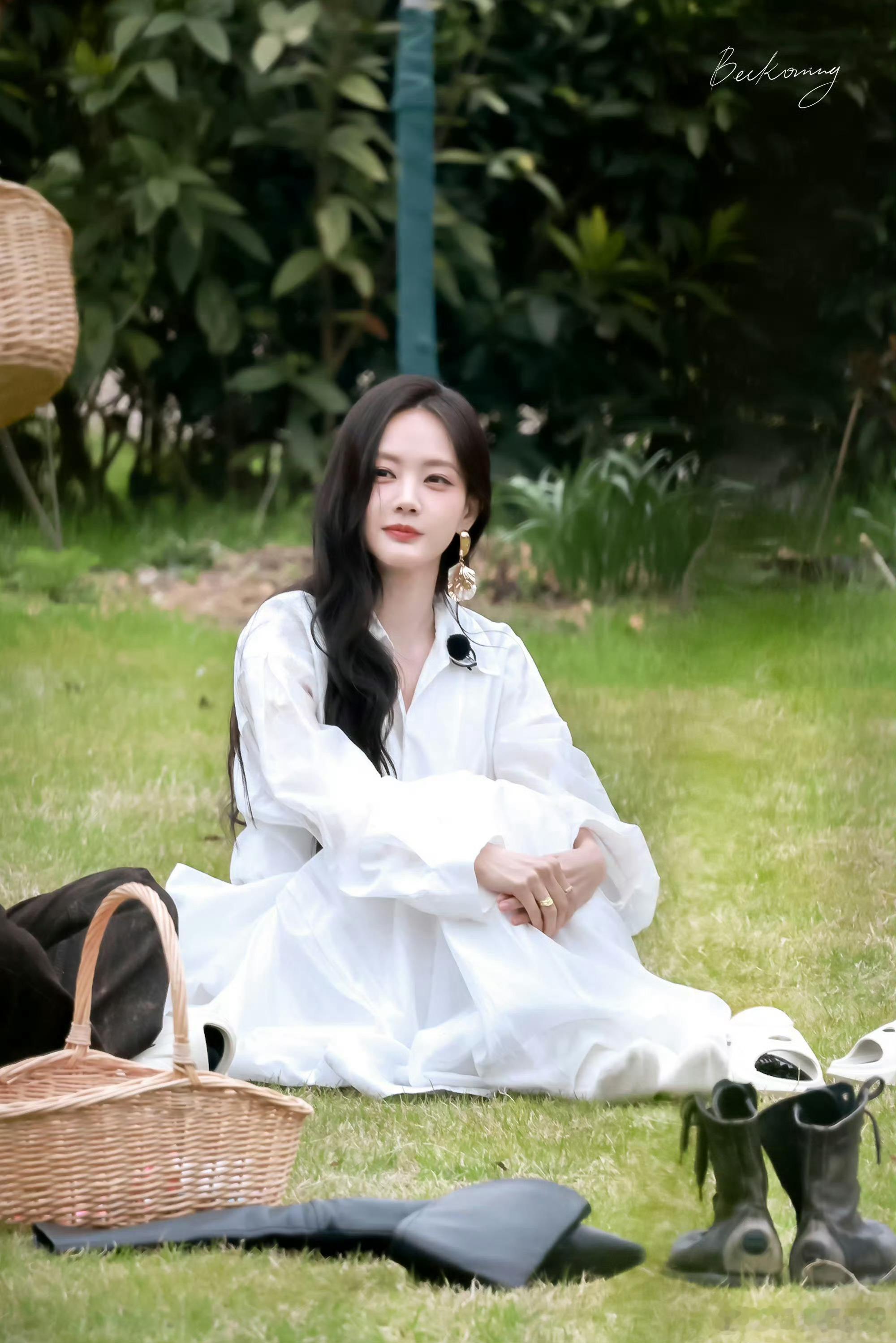 李一桐 天选种田文女主 双麻花辫配田园风，李一桐把质朴灵动演到骨子里！元气满满又