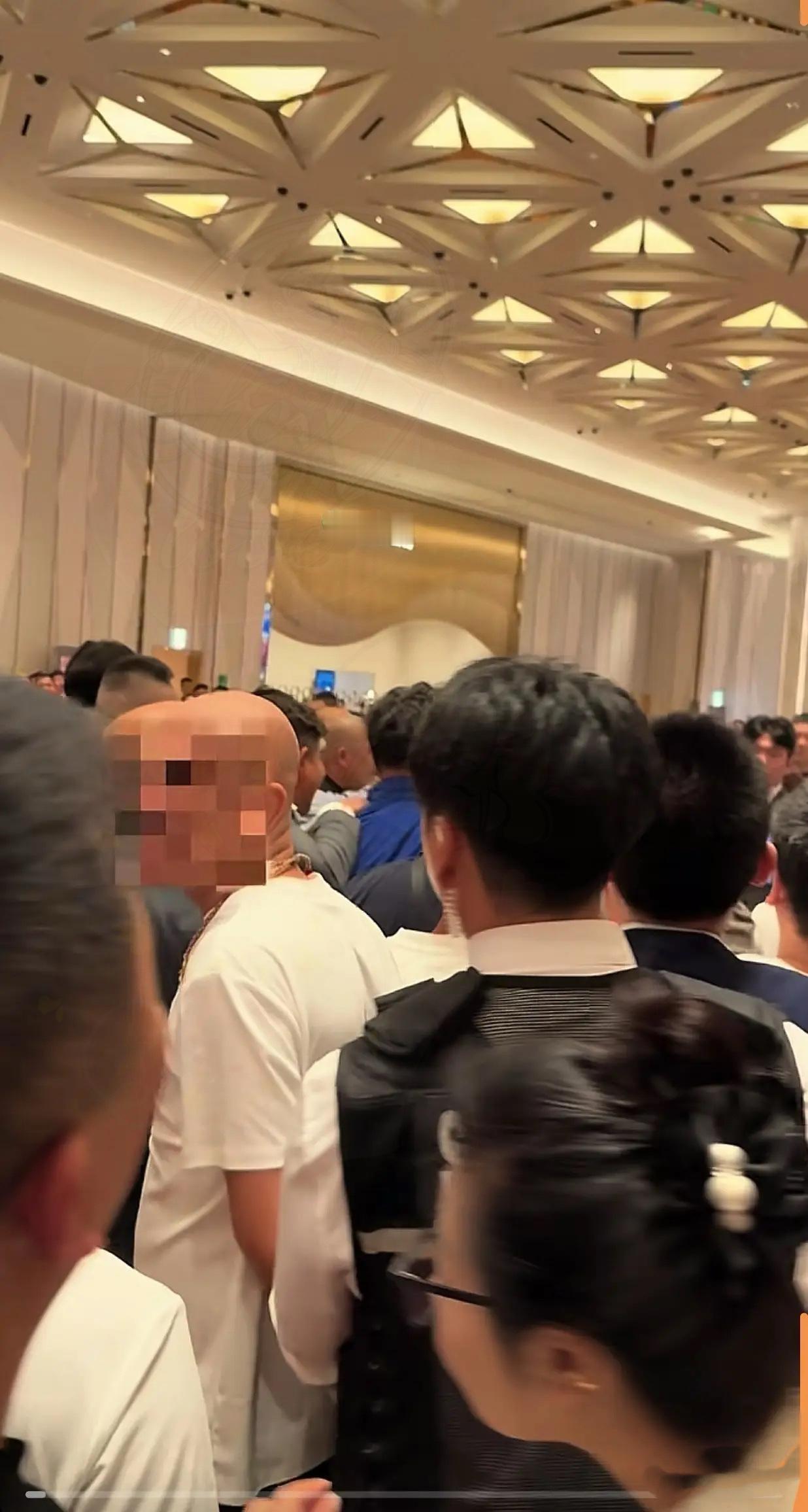 济州岛赌场出老千被现场捉包，荷官发牌竟然发出两种颜色，一副牌发出红蓝色的牌子。