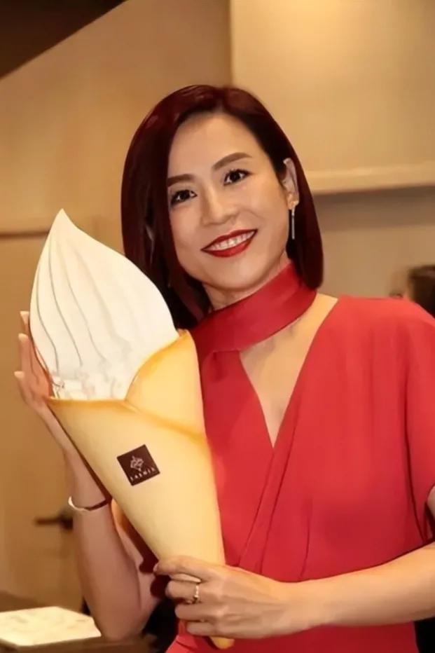 她是演艺界的一颗璀璨明星，她的才华和魅力让人无法忽视。她就是宣萱，一位备受赞誉的