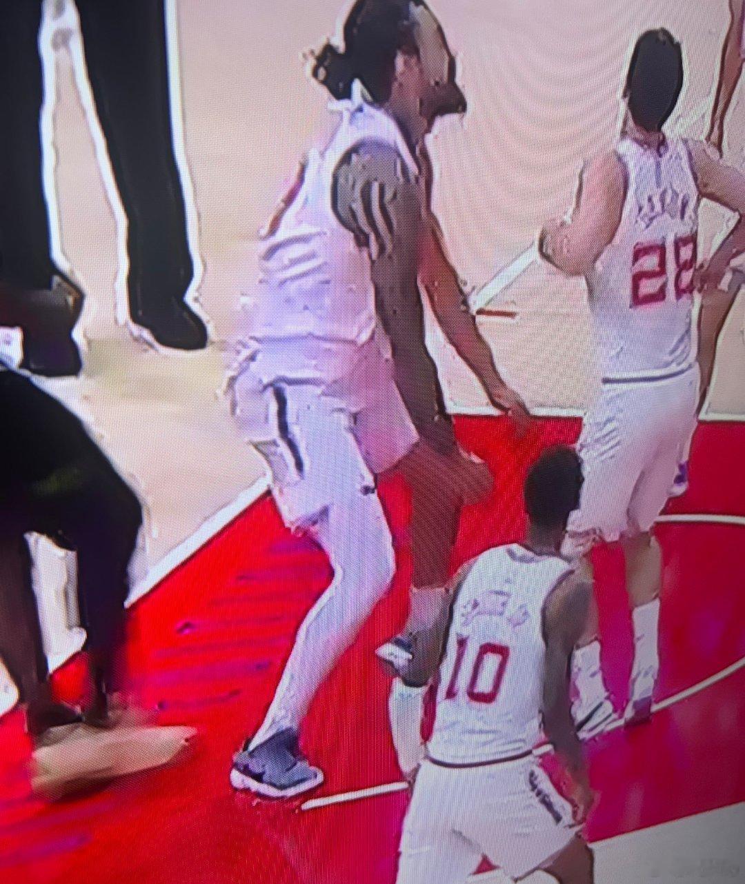 乌度卡赛后伤情更新："脚踝扭伤，并非高位踝关节扭伤。已经肿胀明显，没有骨折。"不