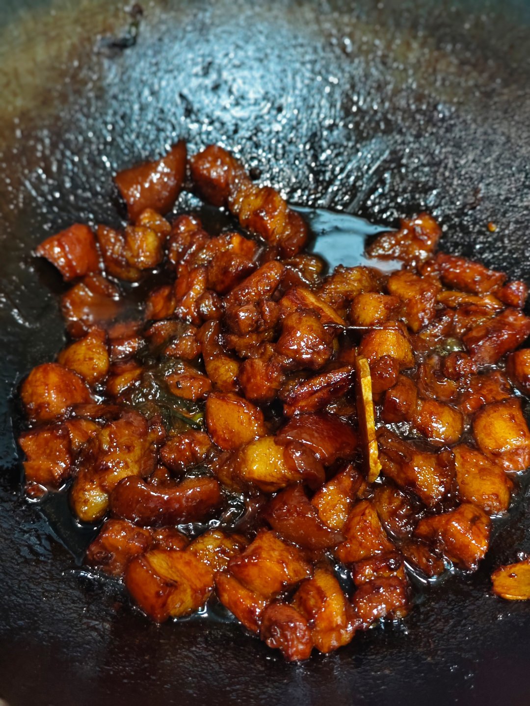今晚本博又下厨了，红烧肉和干锅虾，味道自认为还是很OK的，色香味俱全[doge]