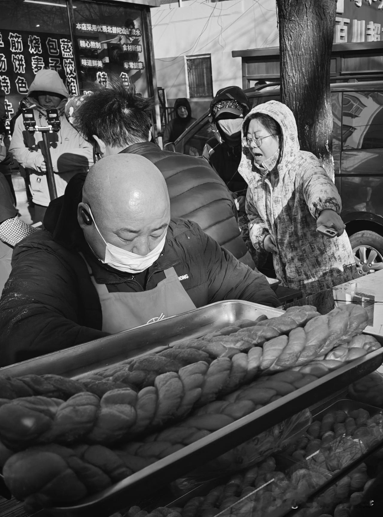 《麻花十元一根》2026年2月22日拍摄于锦州石桥子早市售麻花的商贩。