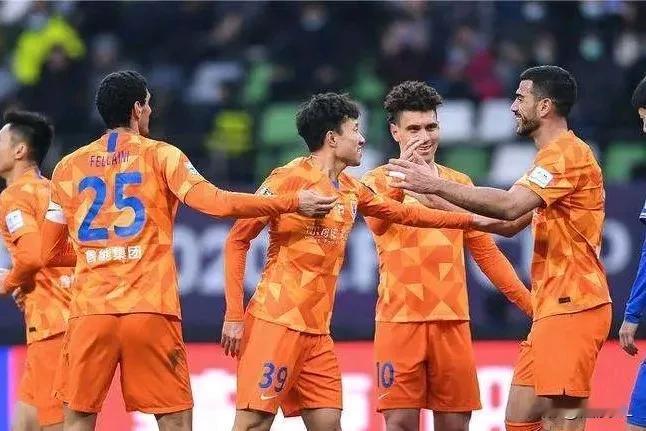 功勋归来？山东泰山0:3主场不敌上海申花，让球迷再度强烈呼吁俱乐部补充外援后腰。