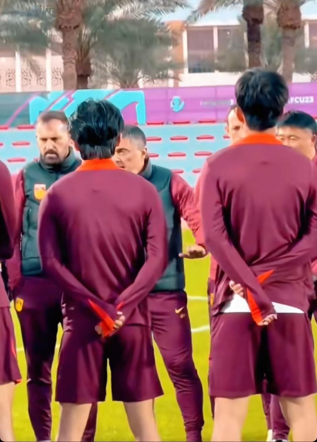 王钰栋射失点球，安东尼奥在利雅得带中国U23分组比赛后，又安排了8人分组对抗赛，