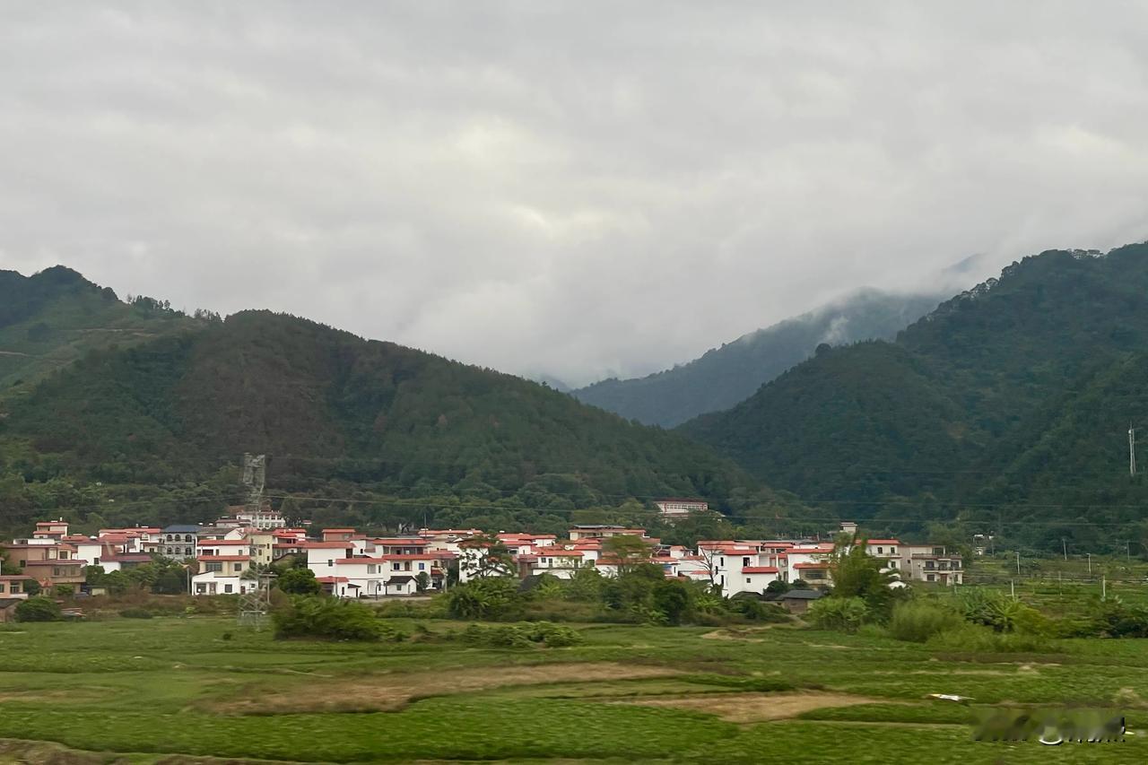 路上每一处都是风景，透过车窗，看见蜿蜒的道路，远处满眼绿意盎然，欣赏一幅幅流动的