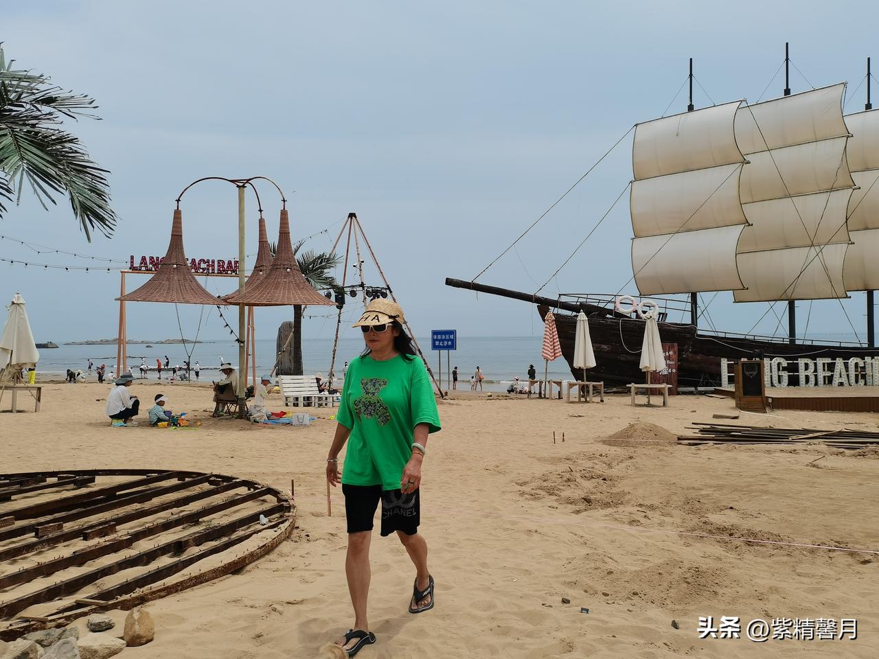 脚下细软沙子踩起来很舒服，远处就是辽阔海面，吹着咸咸的海风特别放松。自驾路过停下