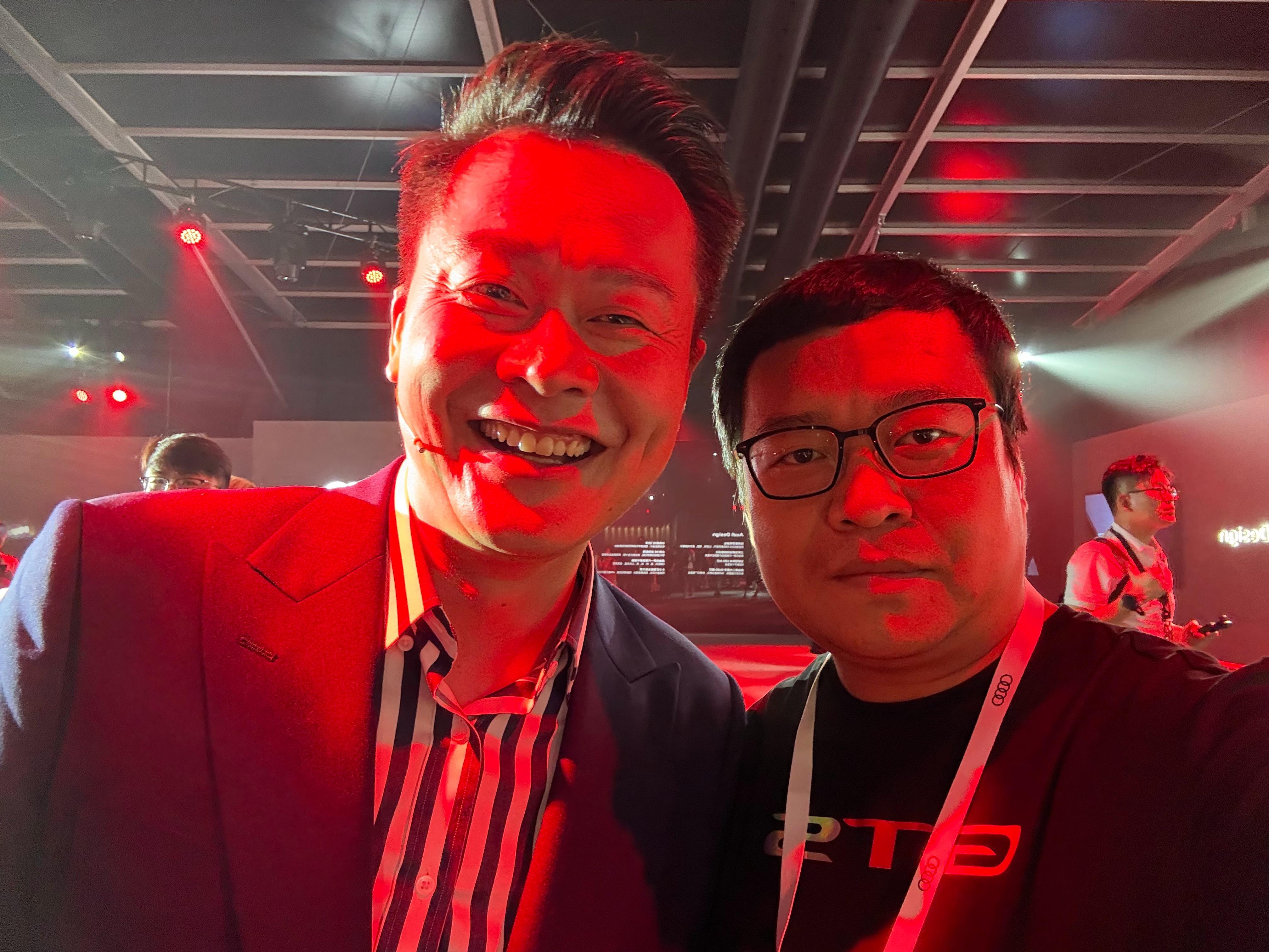 抓到一个帅气的，当然得合张影。 ​​​