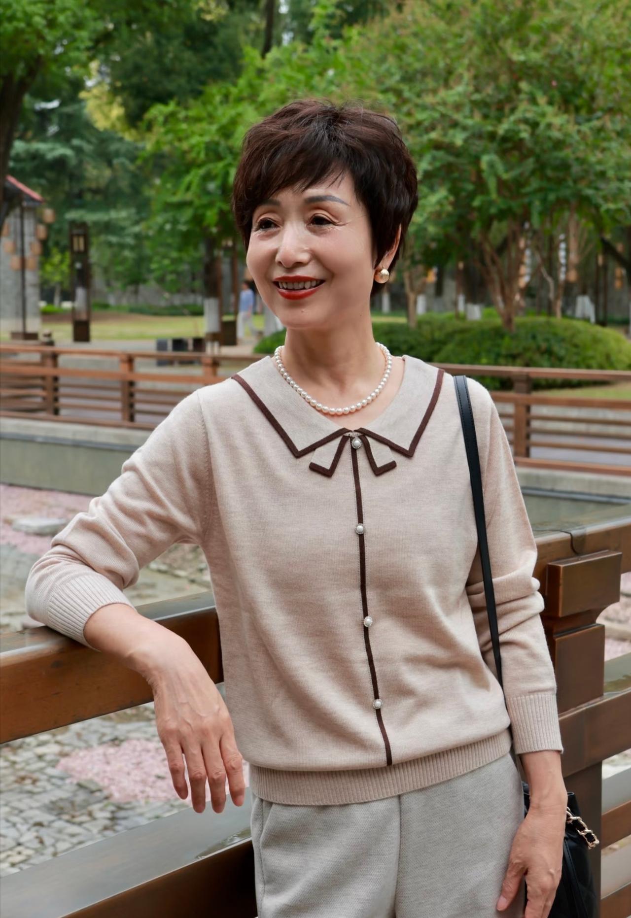 这两天刷手机，刷到小红书虎外婆的几组穿搭，一下子就喜欢上了。

一入初秋，挑衣服