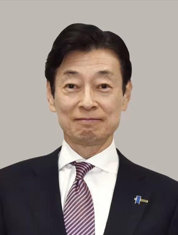 5月初，北京来了一位日本政坛分量不轻的人物，自民党核心高层西村康稔。

不过，这