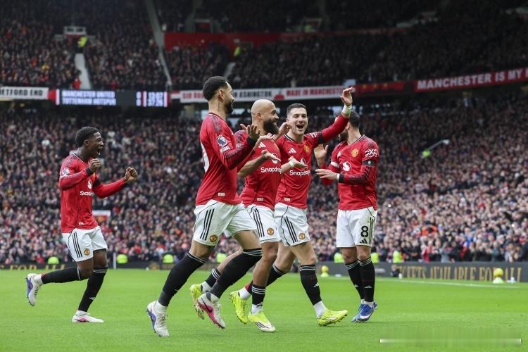 2-0力擒热刺！曼联球迷主场高唱：弗格森说得对，这只是热刺而已 英超第25轮，曼