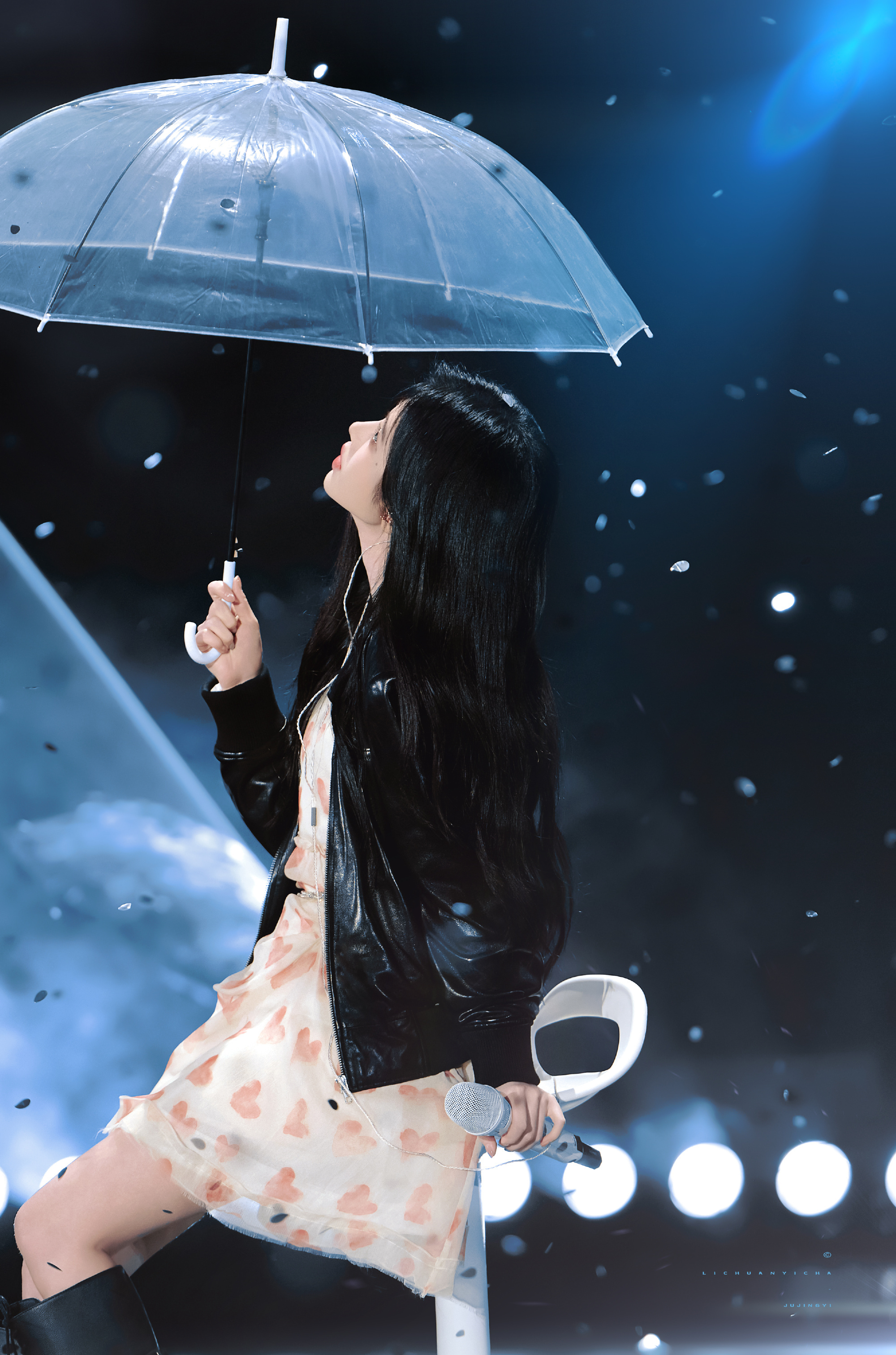 鞠婧祎巅峰之夜造型巅峰之夜舞台高光时刻定格！从红毯上藏青色廓形西装搭配千鸟格珍珠