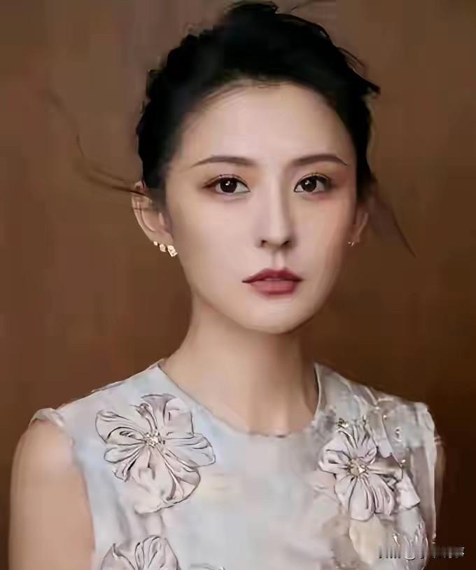 热依扎说：现在我已经39岁了，有个五岁的孩子，是未婚生的，很多人议论，但我不在乎