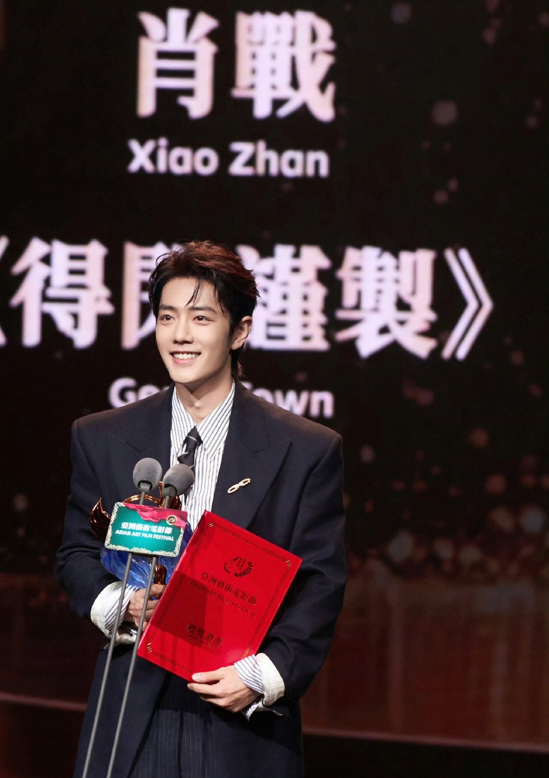 肖战就这样拿奖拿到手软每一座奖杯，都是对演员肖战最好的肯定。从藏海到莫得闲，他用