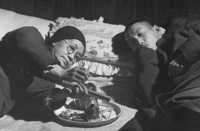 “打骂？那不过是家常便饭。”程金梅摩挲着褪色的绣鞋，声音低沉而平静，却难掩其中的