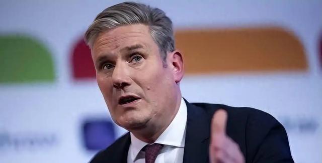 见过忘恩负义的，没见过这么离谱的，英国首相斯塔默刚从北京捧走45亿英镑投资，拍着