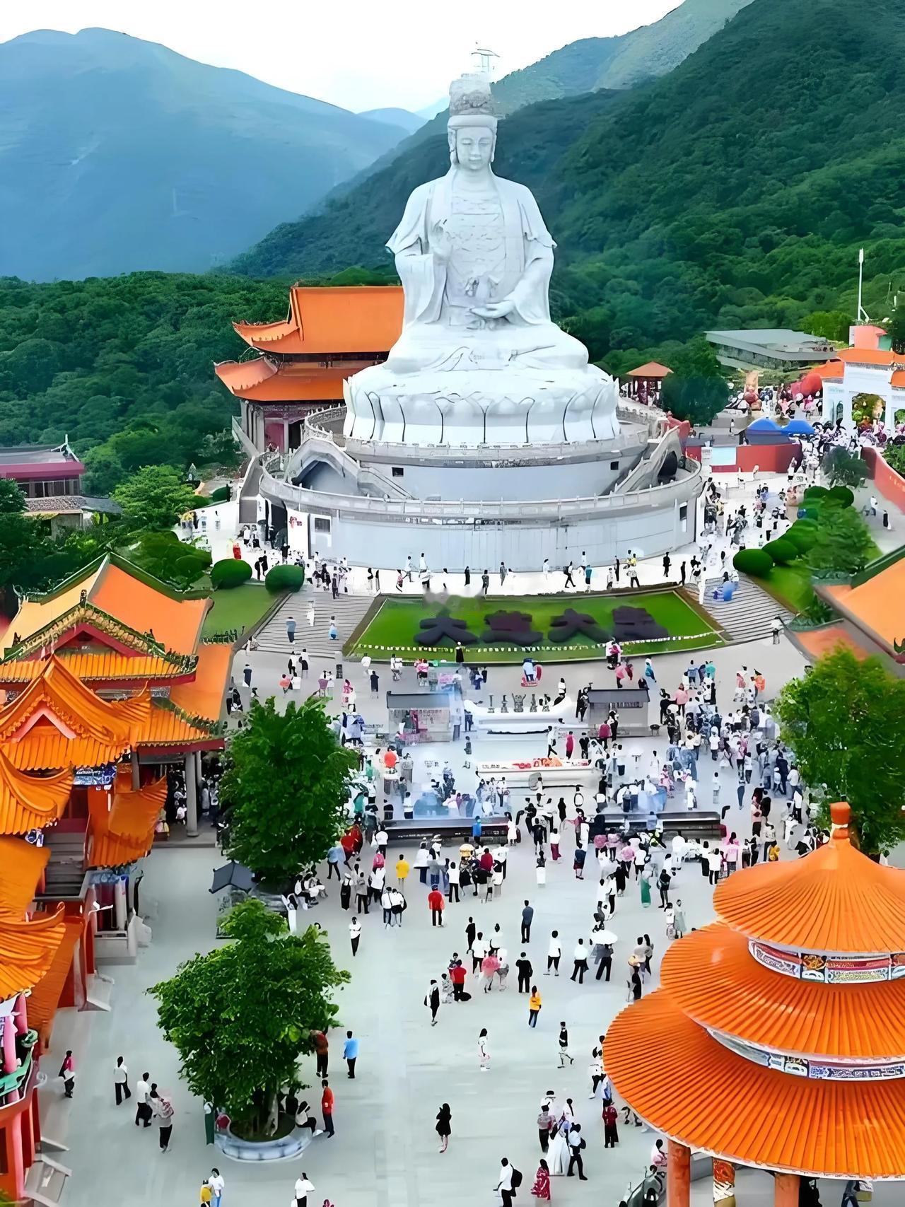 国庆佳节至，东莞观音山下游。愿你步履轻盈赏美景，心旷神怡乐悠悠；事业顺利展宏图，