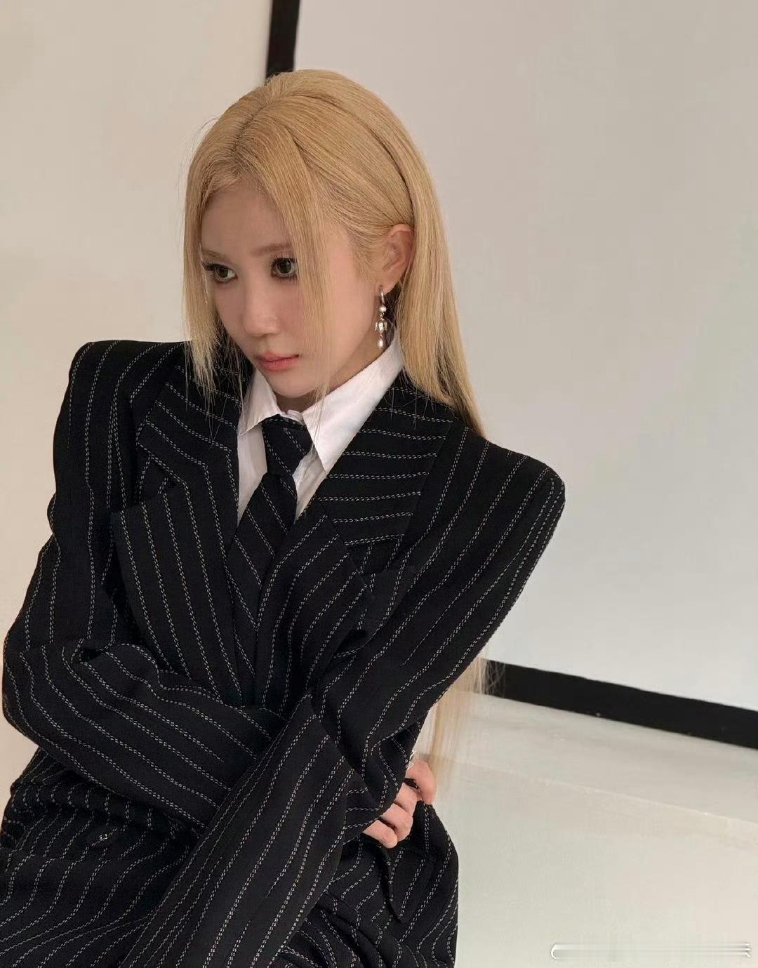 乃万戏腔 这波直接封神！国风说唱混搭R&B超有腔调，千禧年氛围拉满太戳人，整张专