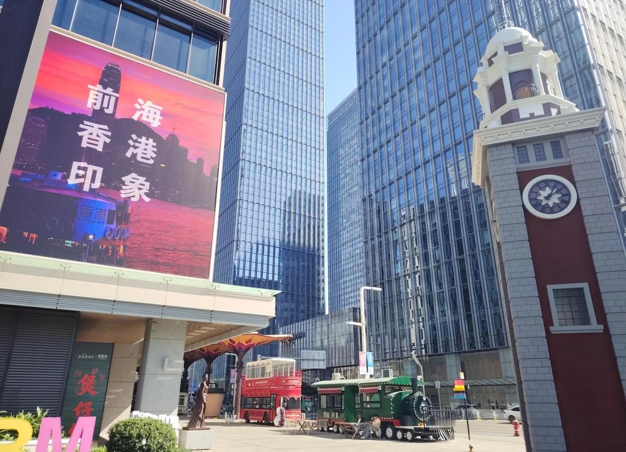 深圳前海好像没人版的香港，有种恐怖谷效应
好多繁体字和香港街头元素，但人真的太少