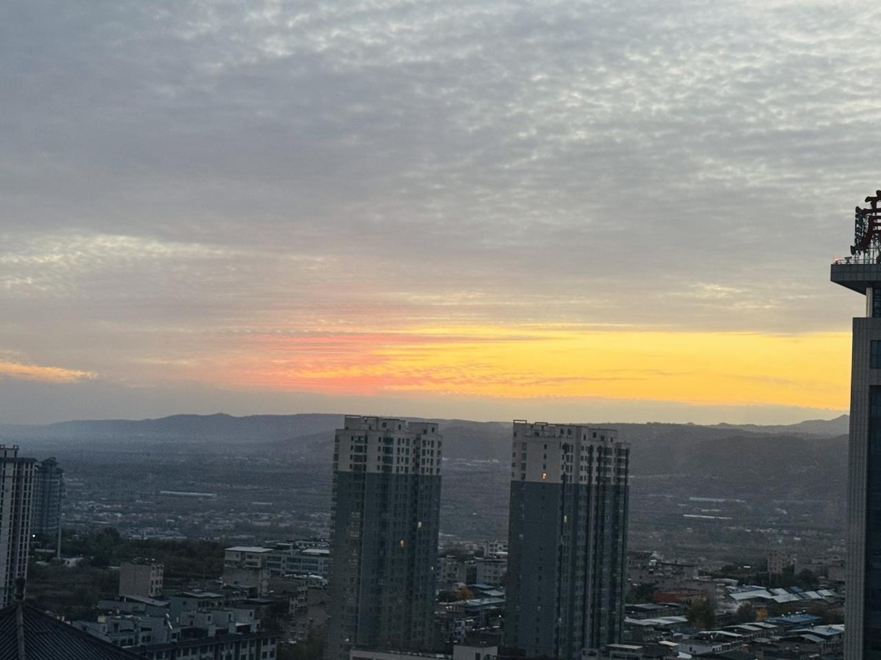 韩城的天快要黑了，美景简直绝了。
白天的韩城就足够吸引人，去香山赏漫山似火的红叶