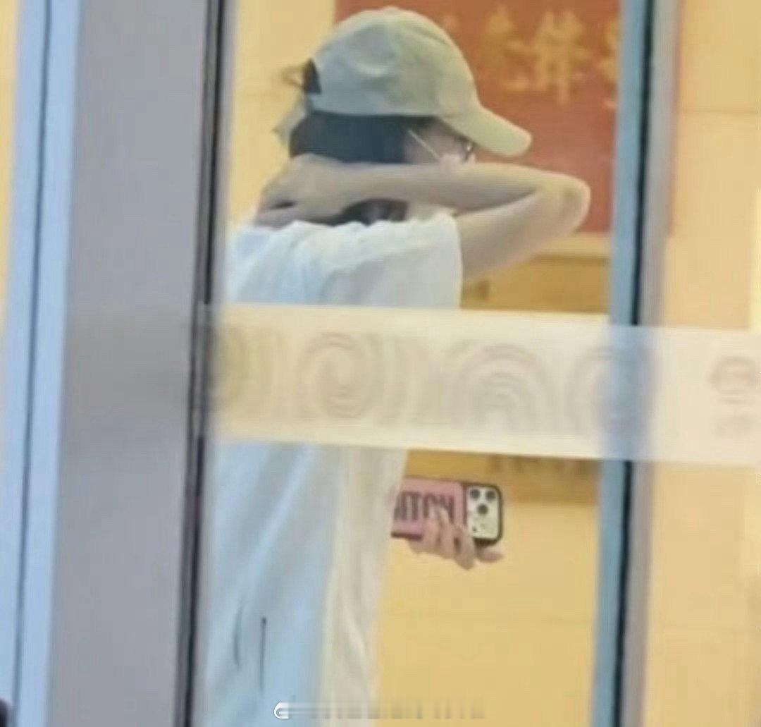 迪丽热巴手机壳被审判，你觉得网友算不算小题大做？ 
