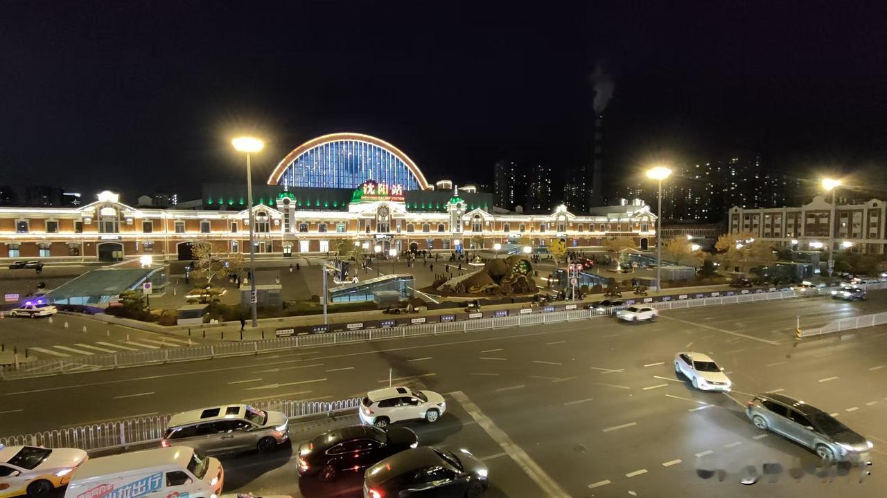 城市很大，坐公交车从这头到那头，需要个把小时。

路灯把道路两旁的树映的很美，恰