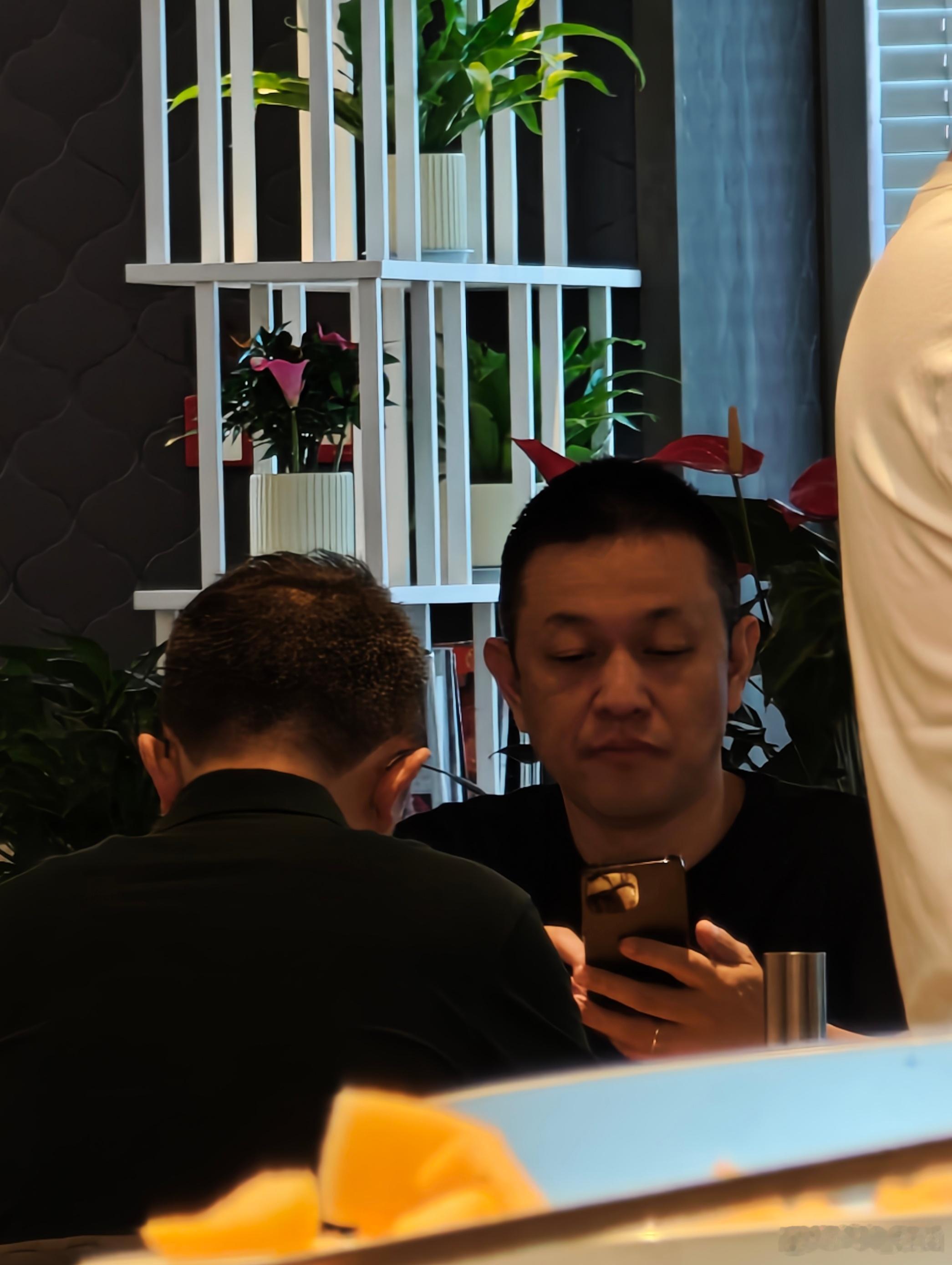 一会9点半群访，刚在餐厅遇到斌哥，他就和普通客人一样排队拿盘子，夹菜，没有人在身