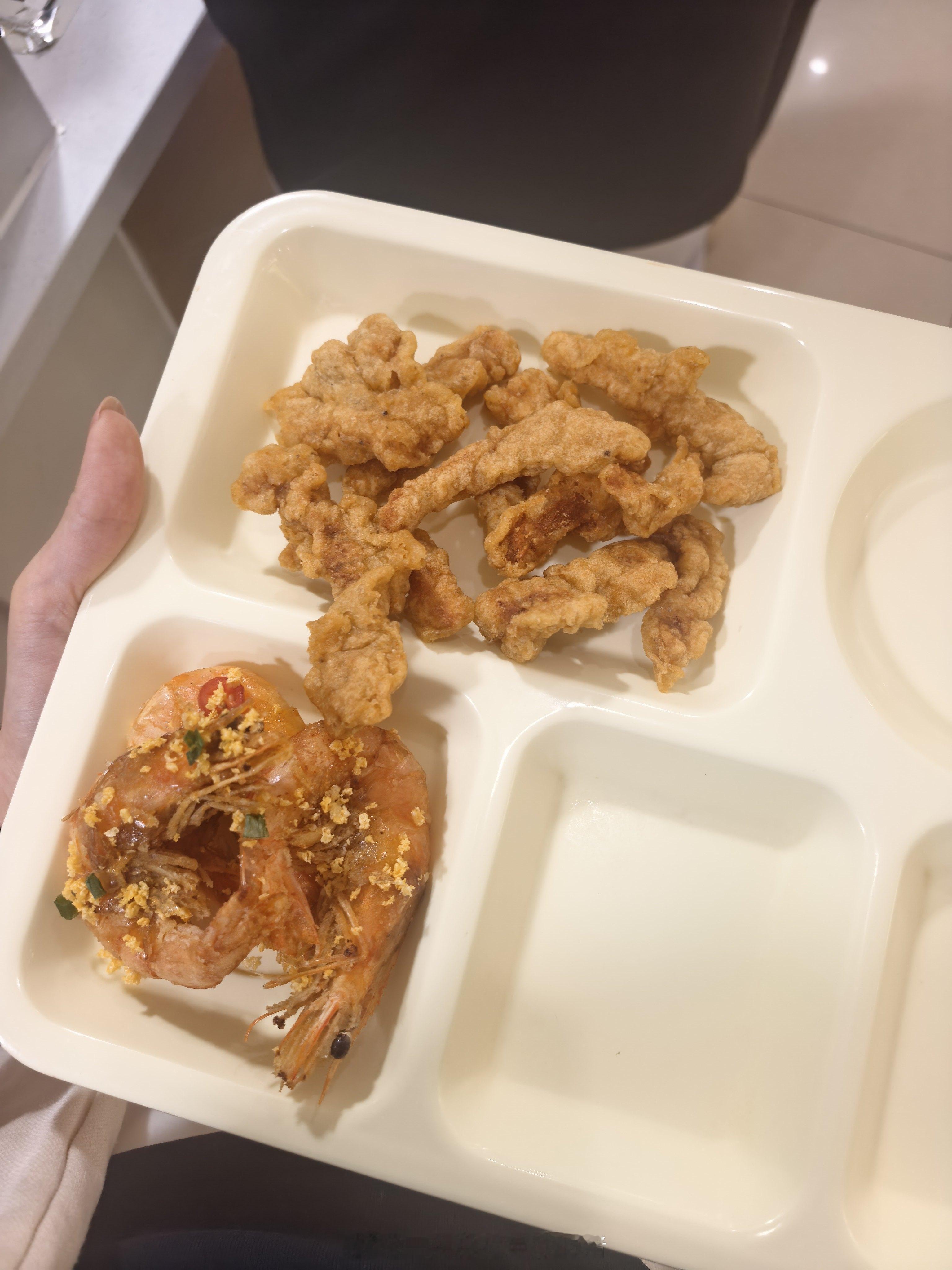 打饭大爷给每个人打炸虾都会说一句：“炸虾三块钱一只昂” 后面的同学大概没听过这种