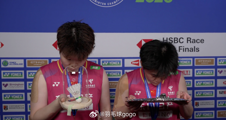 圣坛组合全英赛女双冠军 哈哈哈，好可爱，不忘研究奖品 