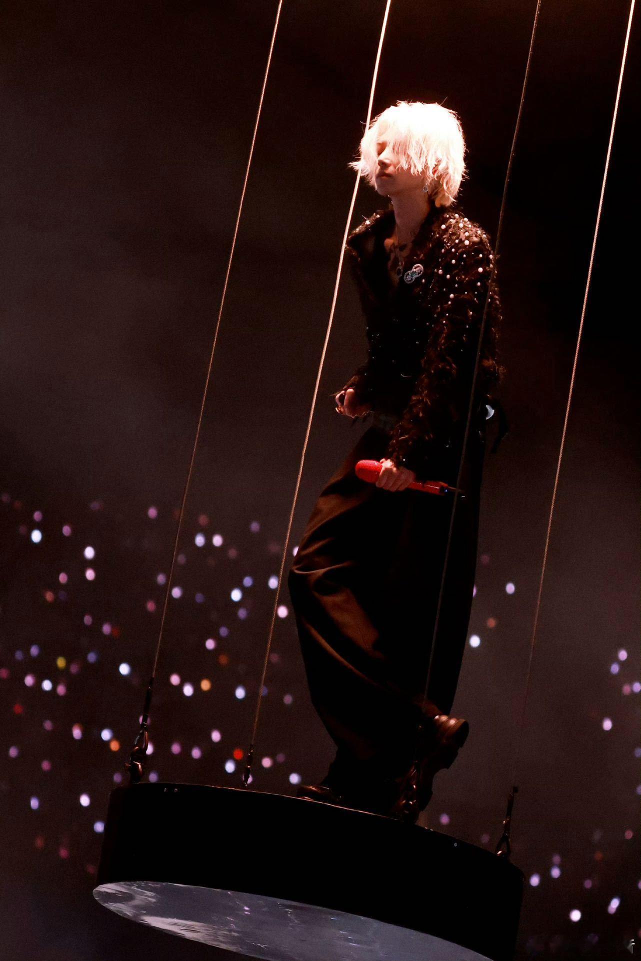 华晨宇又唱了治愈三部曲 刷到直播唱治愈三部曲，原本因为延期的失落被一点点熨平了。