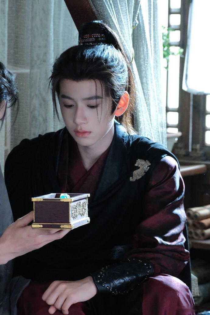 林子烨百花杀黑衣古装好绝 一身黑衣勾勒少年清瘦挺拔身形，林子烨高马尾古装潇洒内敛