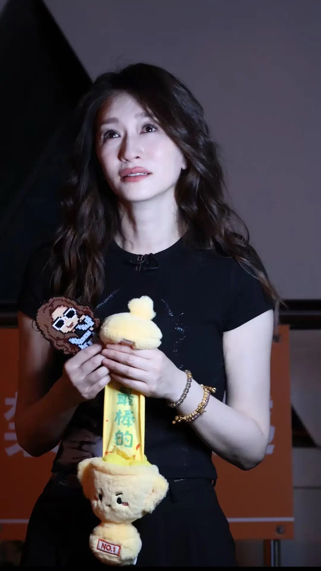 李小冉看到粉丝应援哭了偷偷擦完眼泪往裤子上抹真的很小女生了 