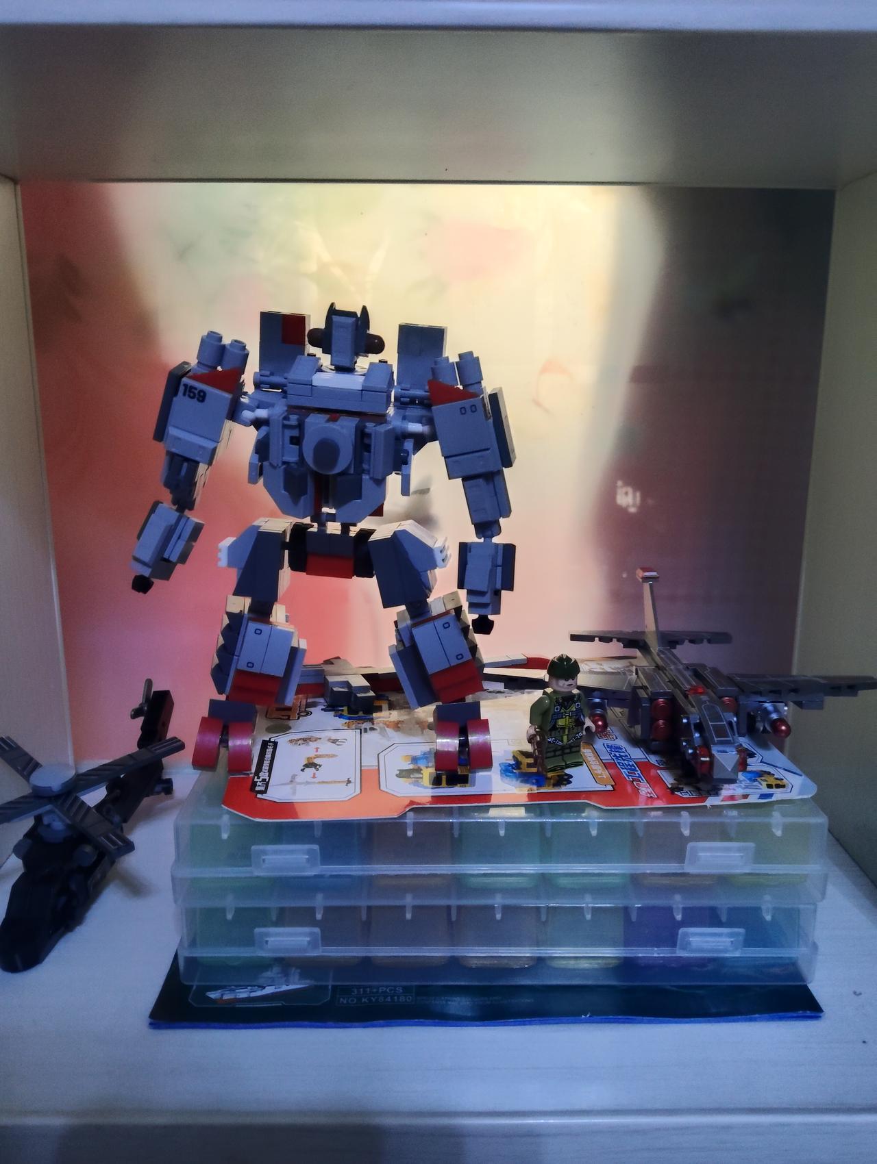 拼完这个机甲积木真的太有成就感了！灰红配色的机甲造型超硬朗，关节处的可动性也不错